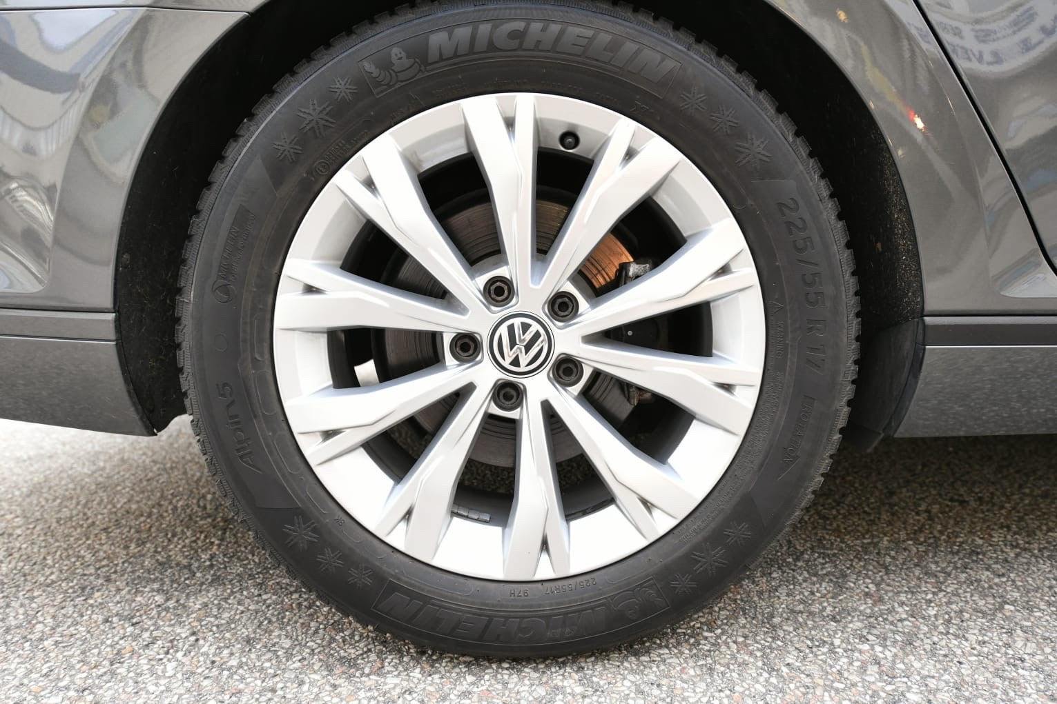 Grå VW Passat fra 2017
