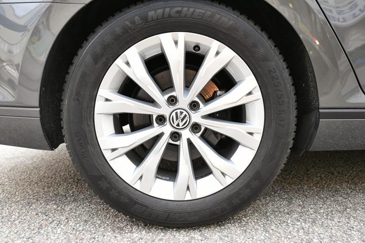 Grå VW Passat fra 2017