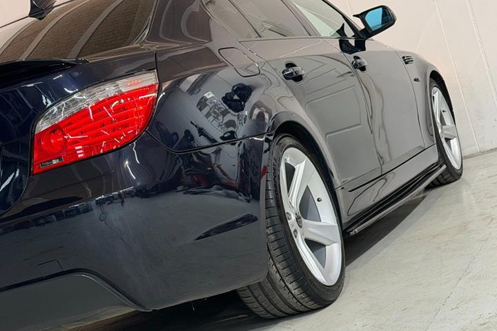 Blå BMW 525d fra 2007
