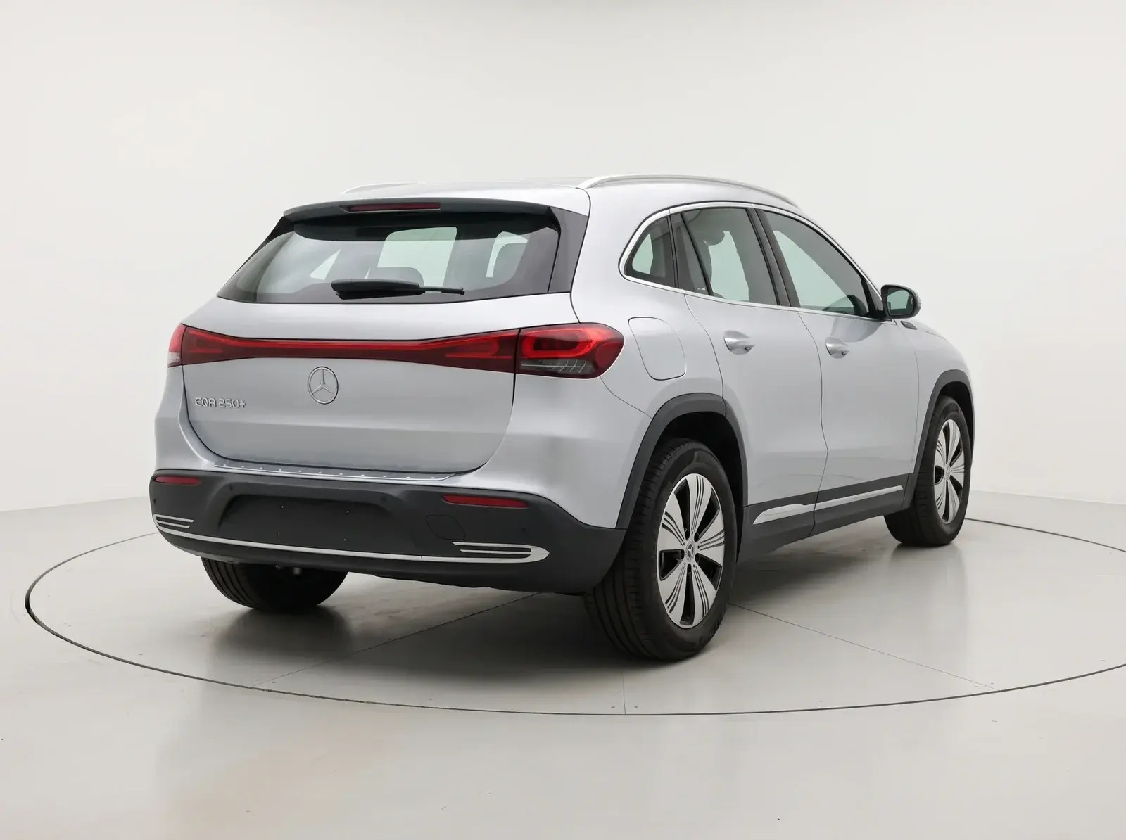 Sølv Mercedes EQA250+ fra 2025