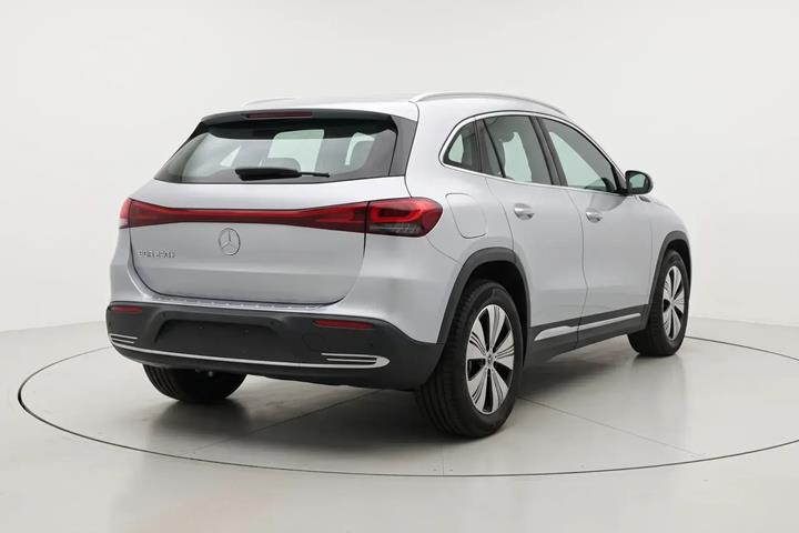 Sølv Mercedes EQA250+ fra 2025