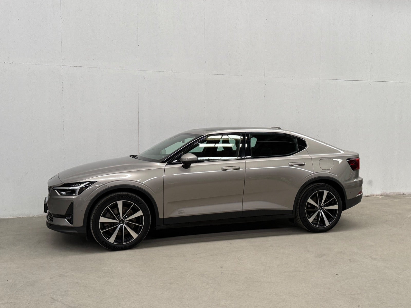 Orange Polestar 2 fra 2022
