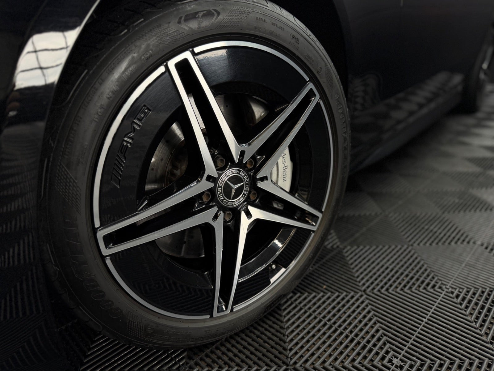 Sort Mercedes C300 e fra 2023
