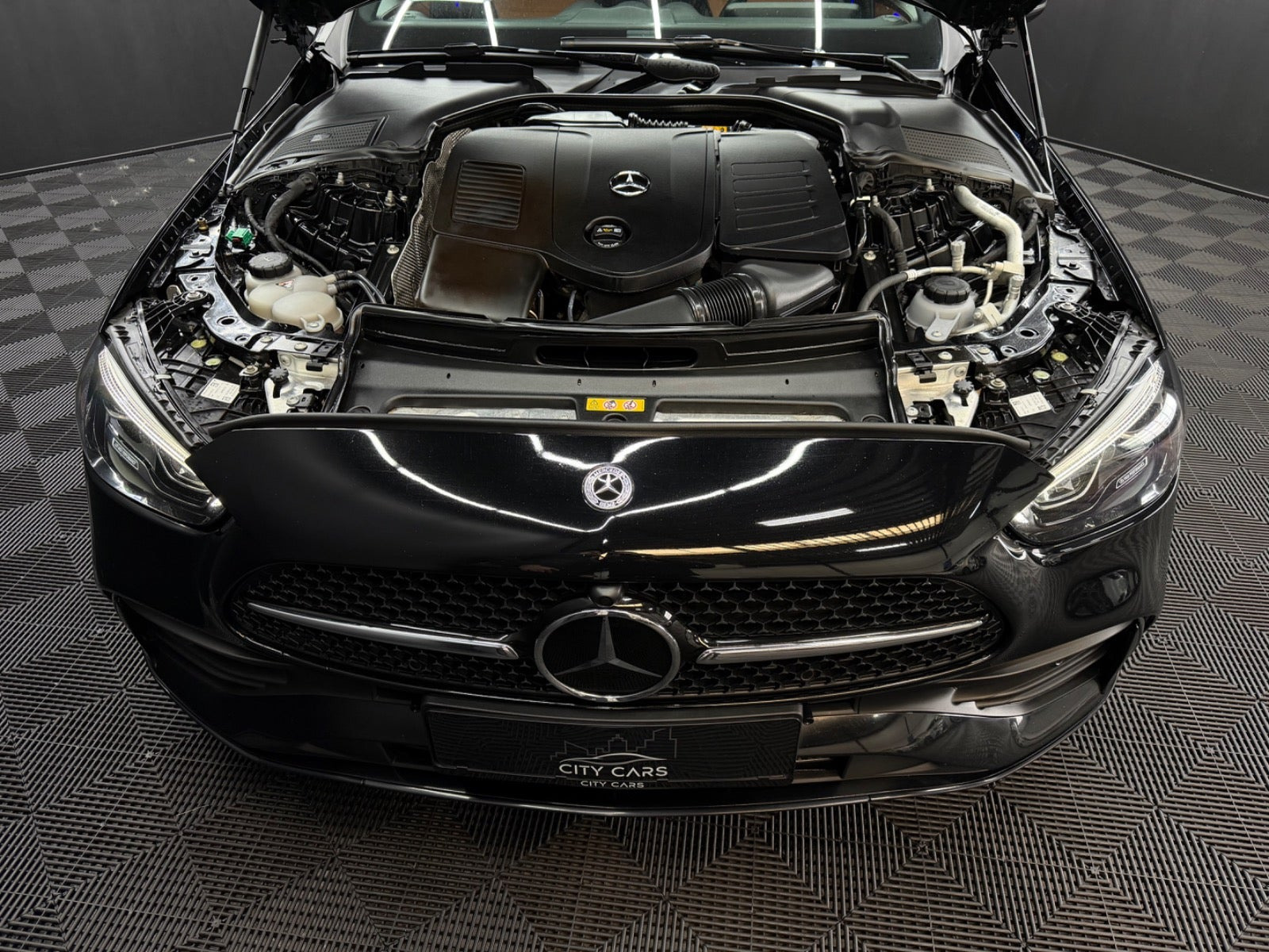 Sort Mercedes C300 e fra 2023