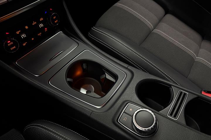Sort Mercedes CLA200 d fra 2016