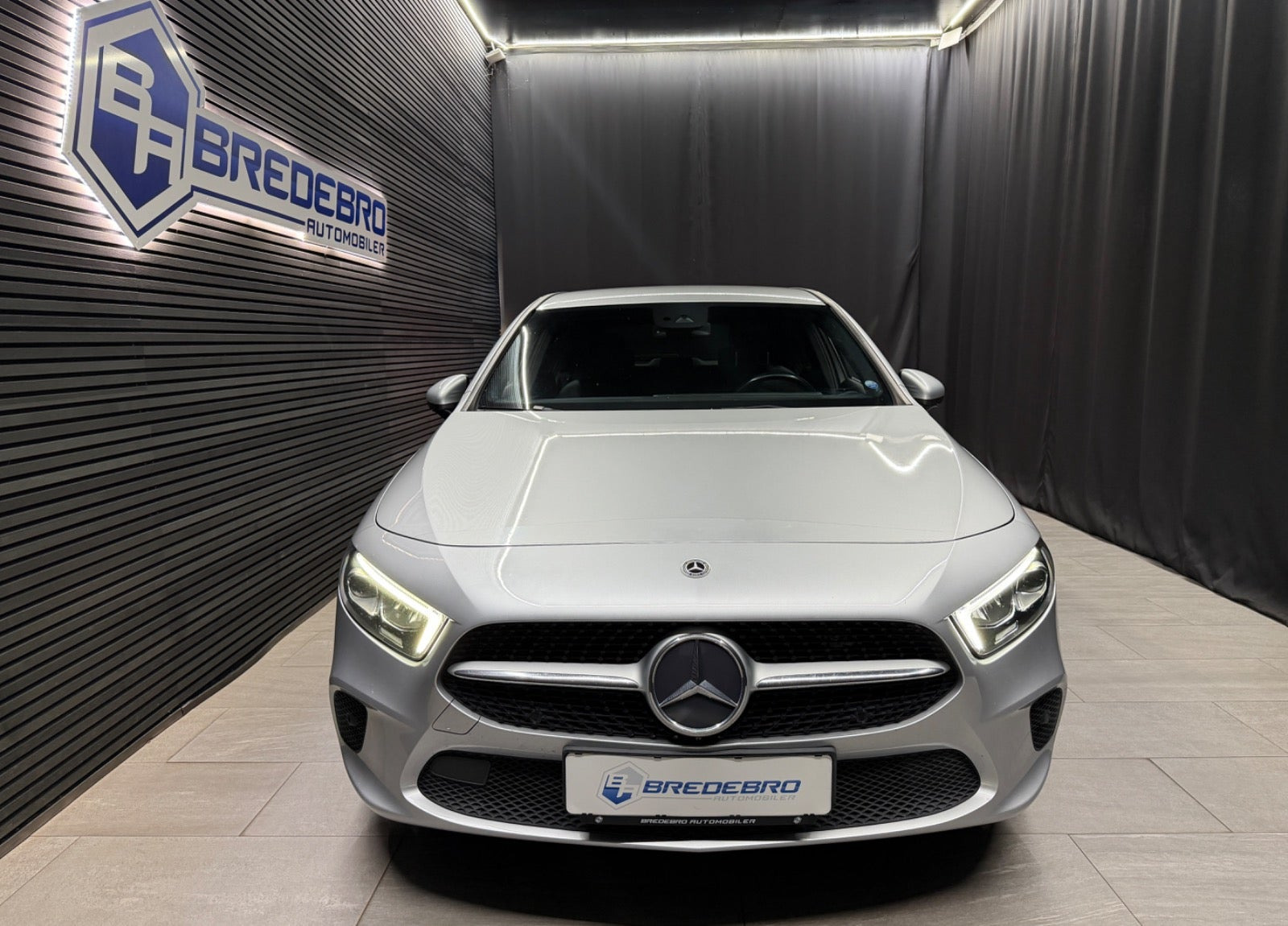 Grå Mercedes A180 d fra 2018