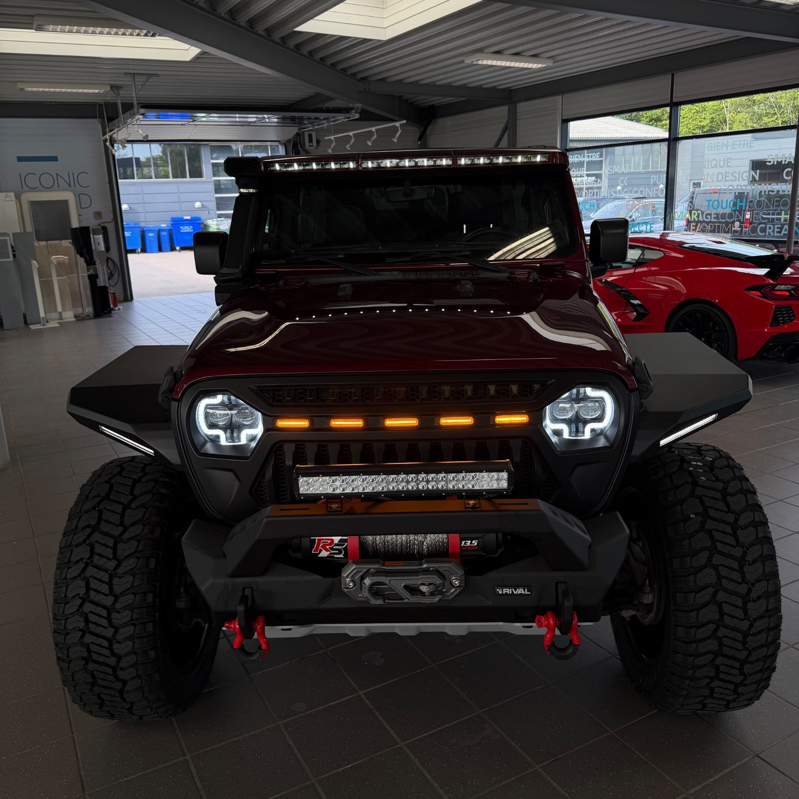 Rød Jeep Wrangler fra 2022
