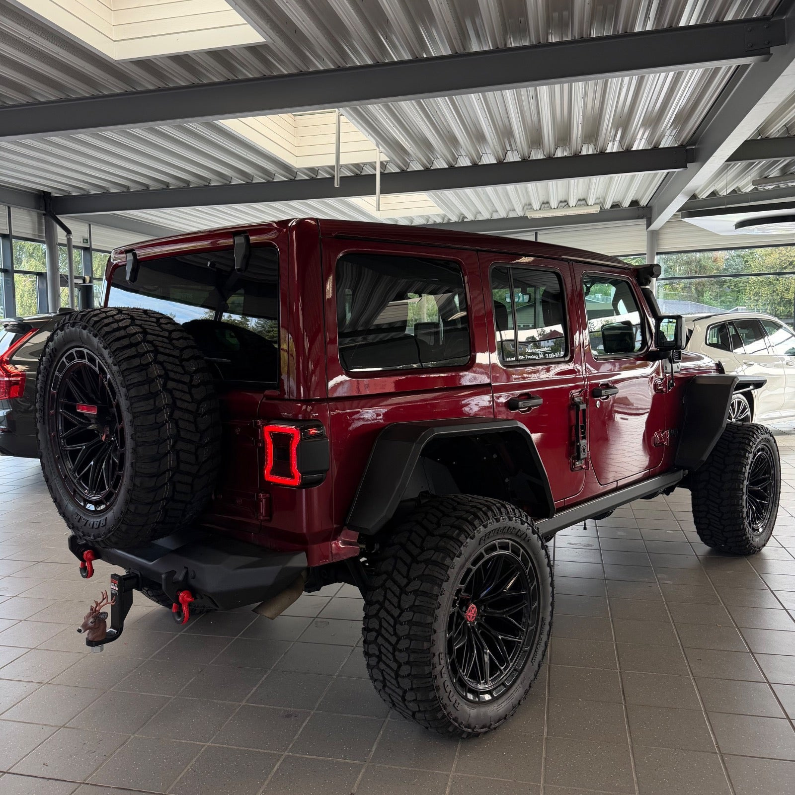 Rød Jeep Wrangler fra 2022