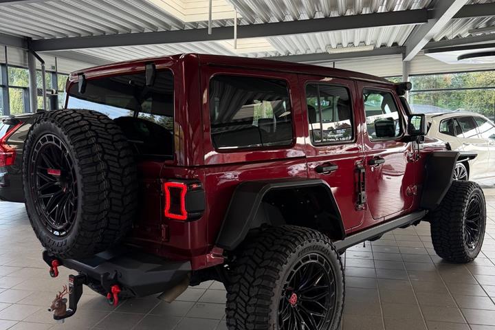Rød Jeep Wrangler fra 2022