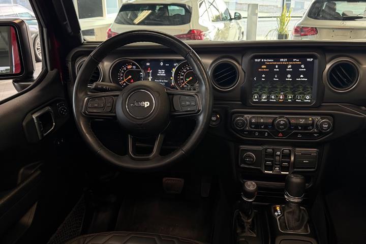 Rød Jeep Wrangler fra 2022