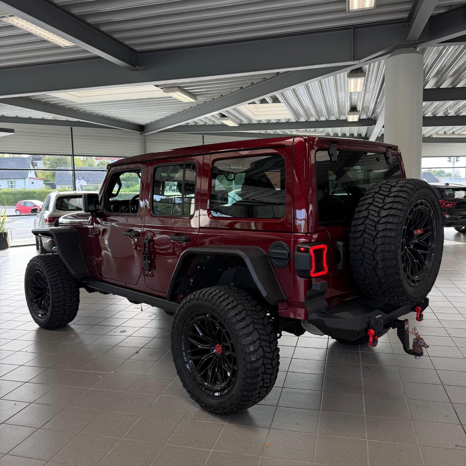 Rød Jeep Wrangler fra 2022