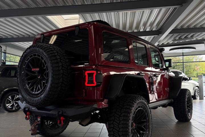 Rød Jeep Wrangler fra 2022