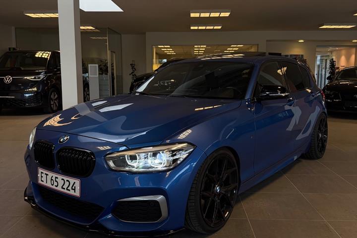 Blå BMW M140i fra 2017