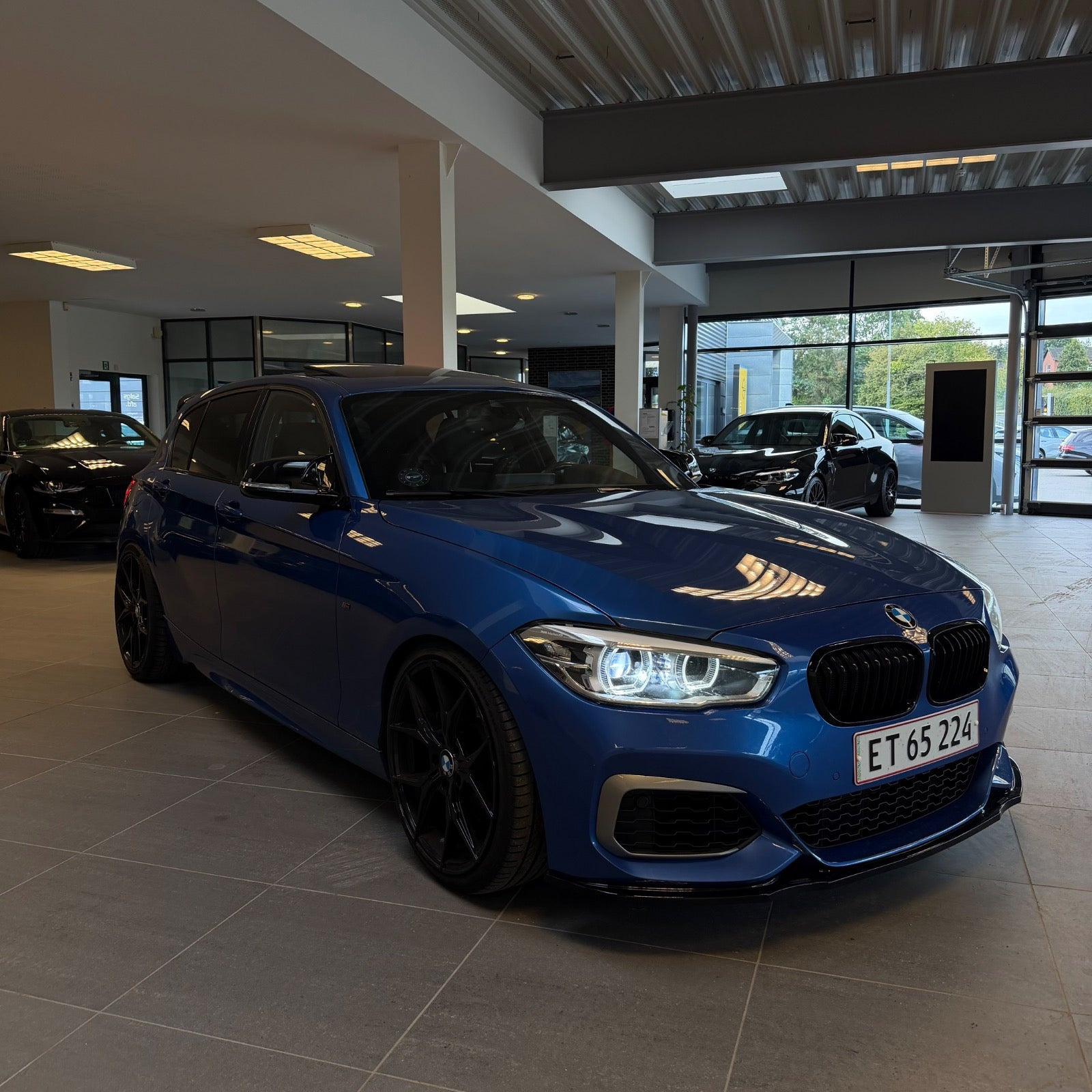 Blå BMW M140i fra 2017