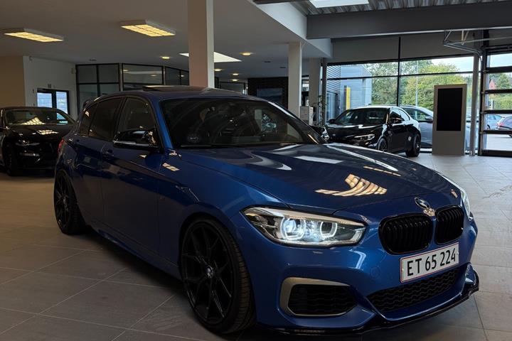 Blå BMW M140i fra 2017