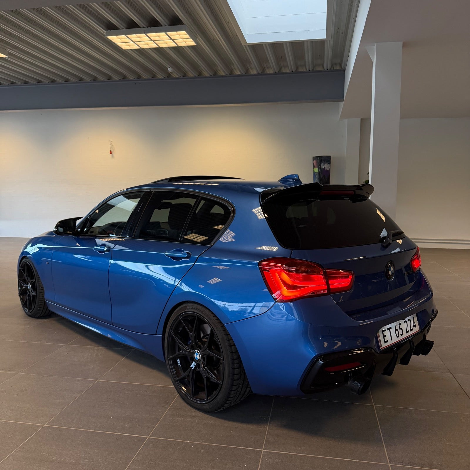 Blå BMW M140i fra 2017