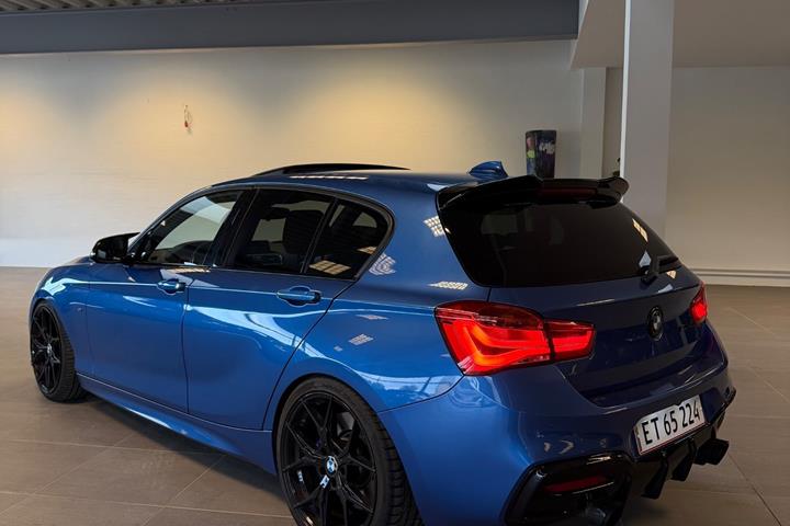 Blå BMW M140i fra 2017