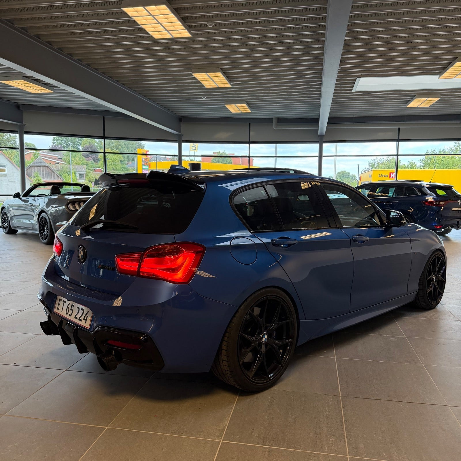 Blå BMW M140i fra 2017