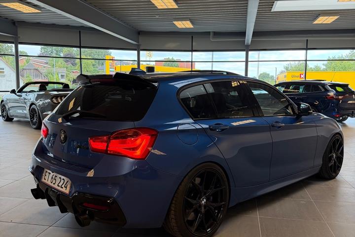 Blå BMW M140i fra 2017