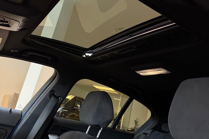 Blå BMW M140i fra 2017