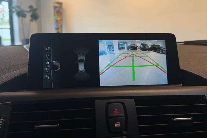 Blå BMW M140i fra 2017
