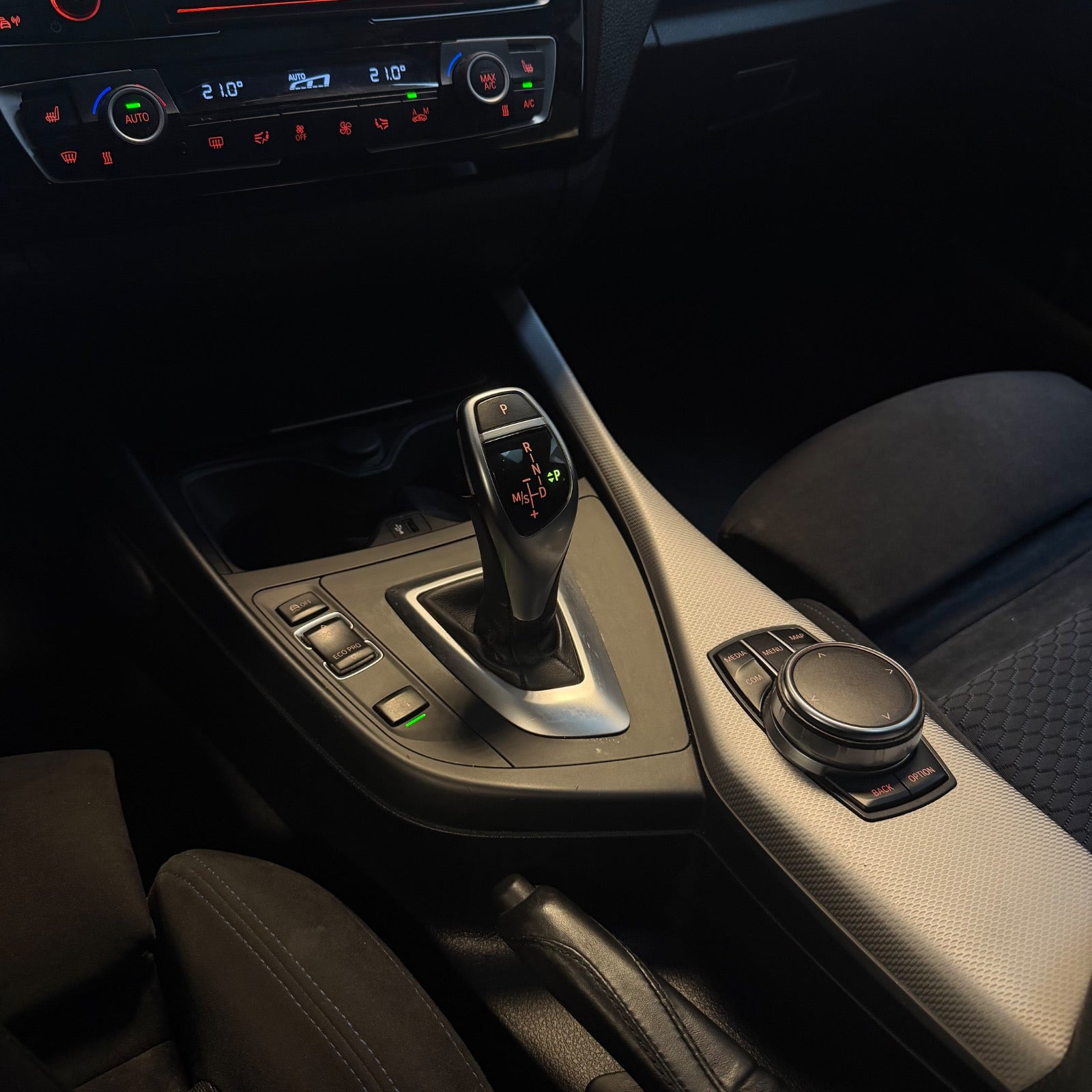 Blå BMW M140i fra 2017