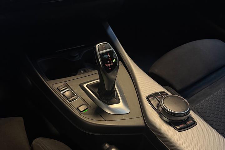 Blå BMW M140i fra 2017