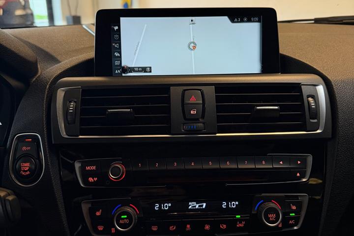 Blå BMW M140i fra 2017