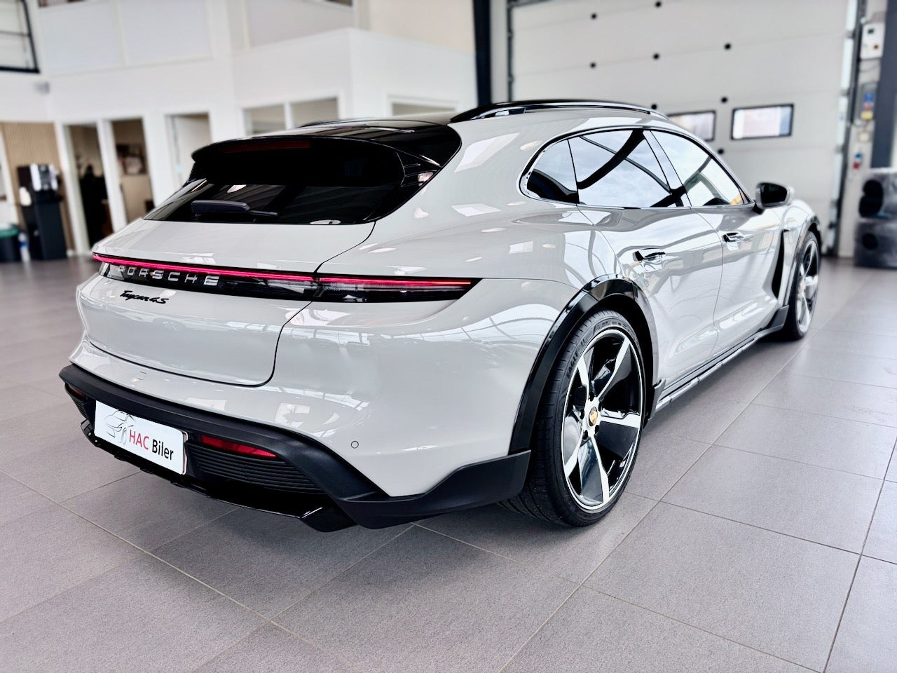 Grå Porsche Taycan 4S fra 2023
