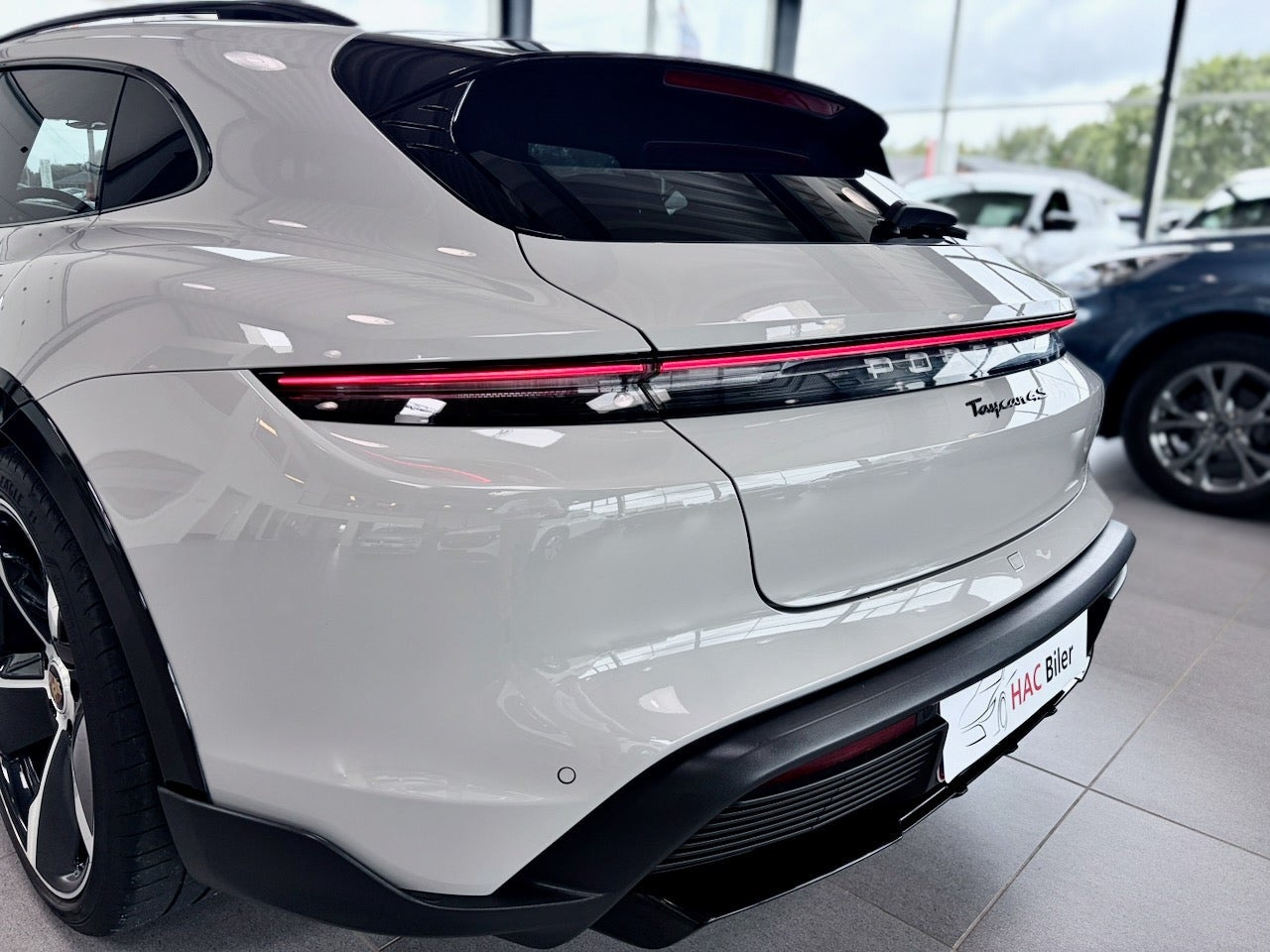 Grå Porsche Taycan 4S fra 2023