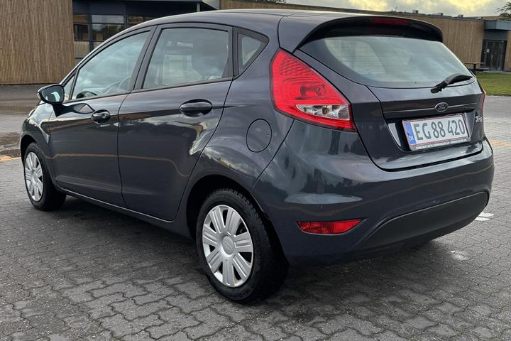 Grå Ford Fiesta fra 2010