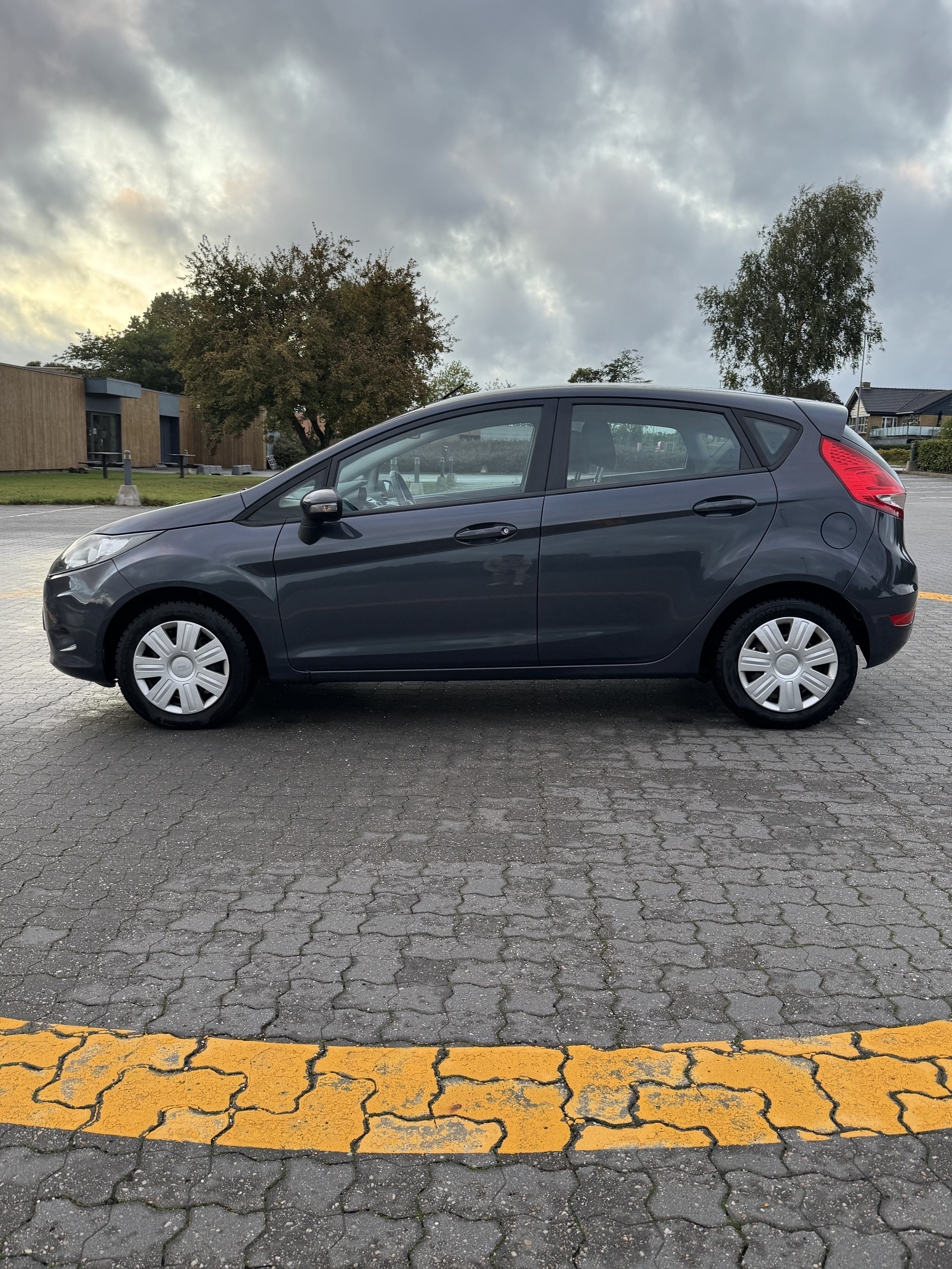 Grå Ford Fiesta fra 2010