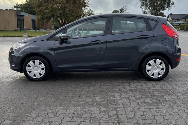 Grå Ford Fiesta fra 2010