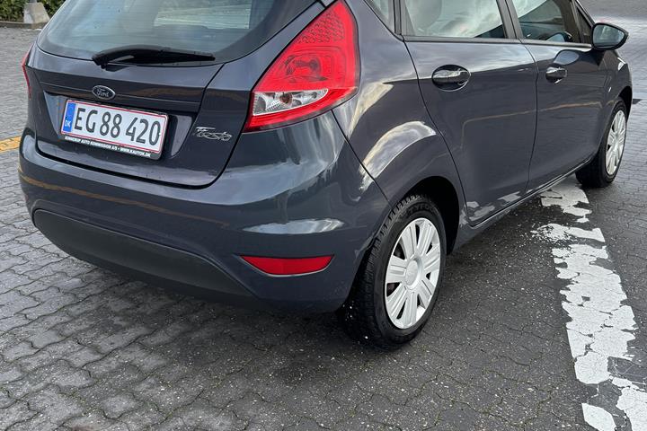 Grå Ford Fiesta fra 2010