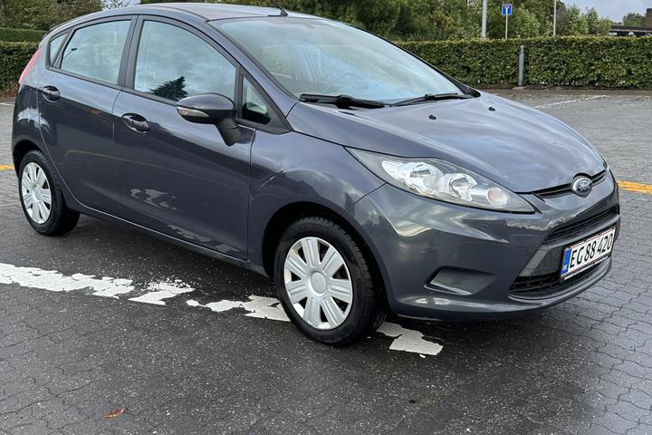 Grå Ford Fiesta fra 2010