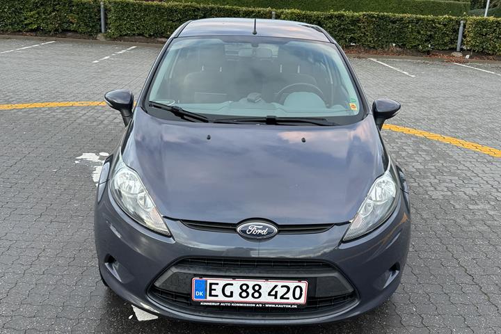 Grå Ford Fiesta fra 2010