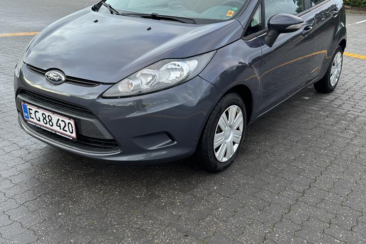 Grå Ford Fiesta fra 2010