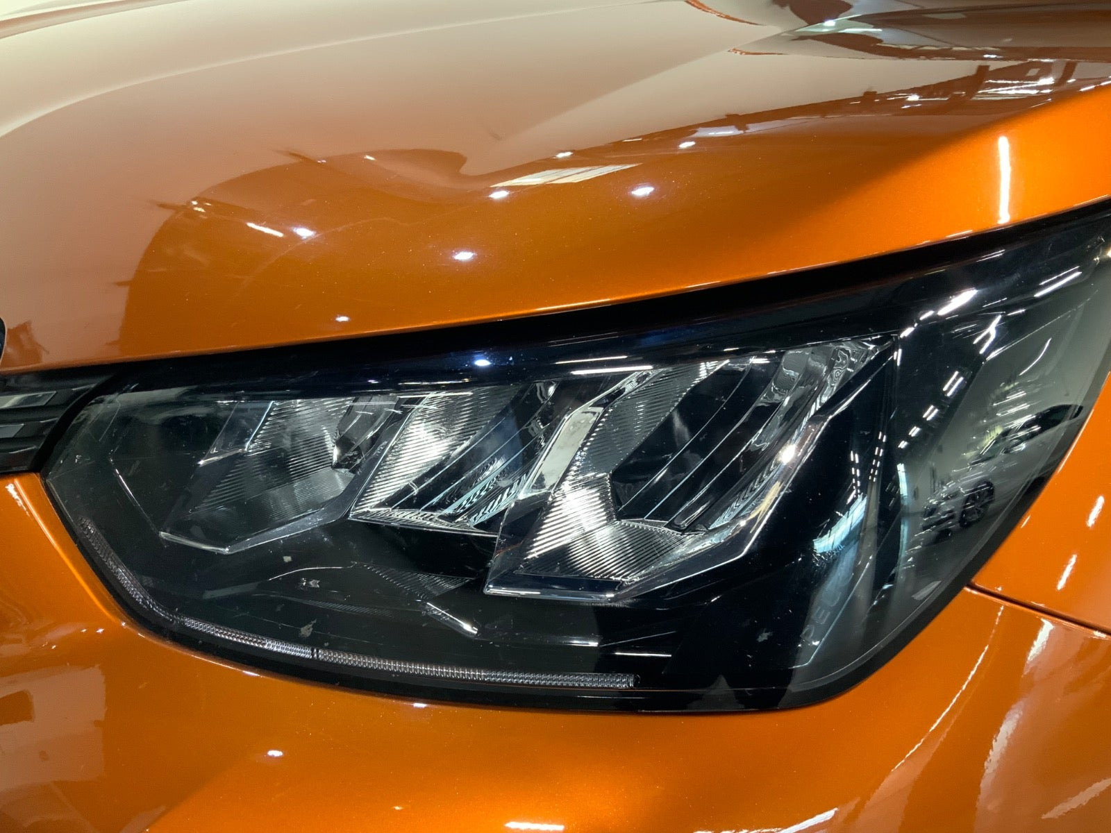 Orange Peugeot 2008 fra 2020