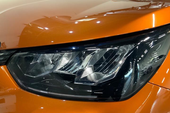 Orange Peugeot 2008 fra 2020