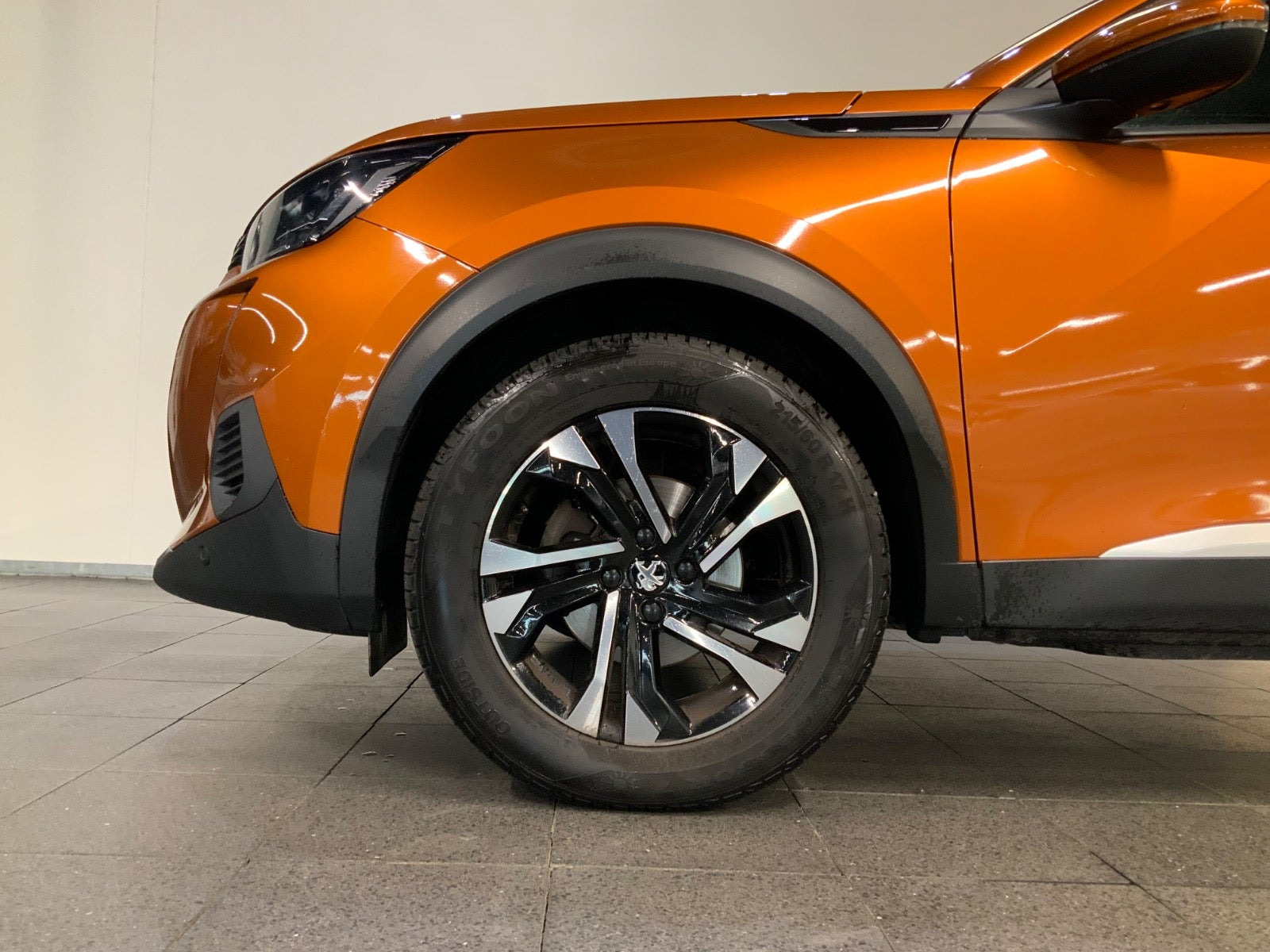 Orange Peugeot 2008 fra 2020
