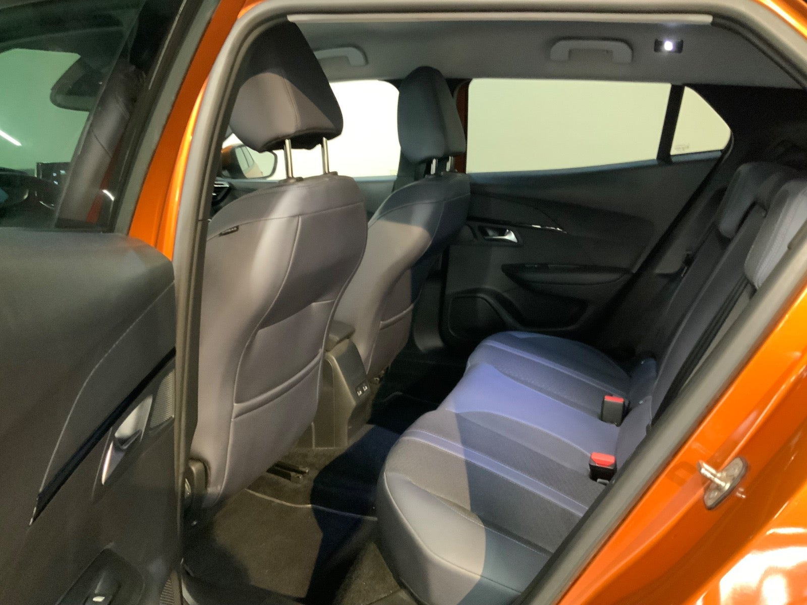 Orange Peugeot 2008 fra 2020