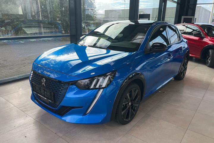 Blå Peugeot e-208 fra 2023 set udefra