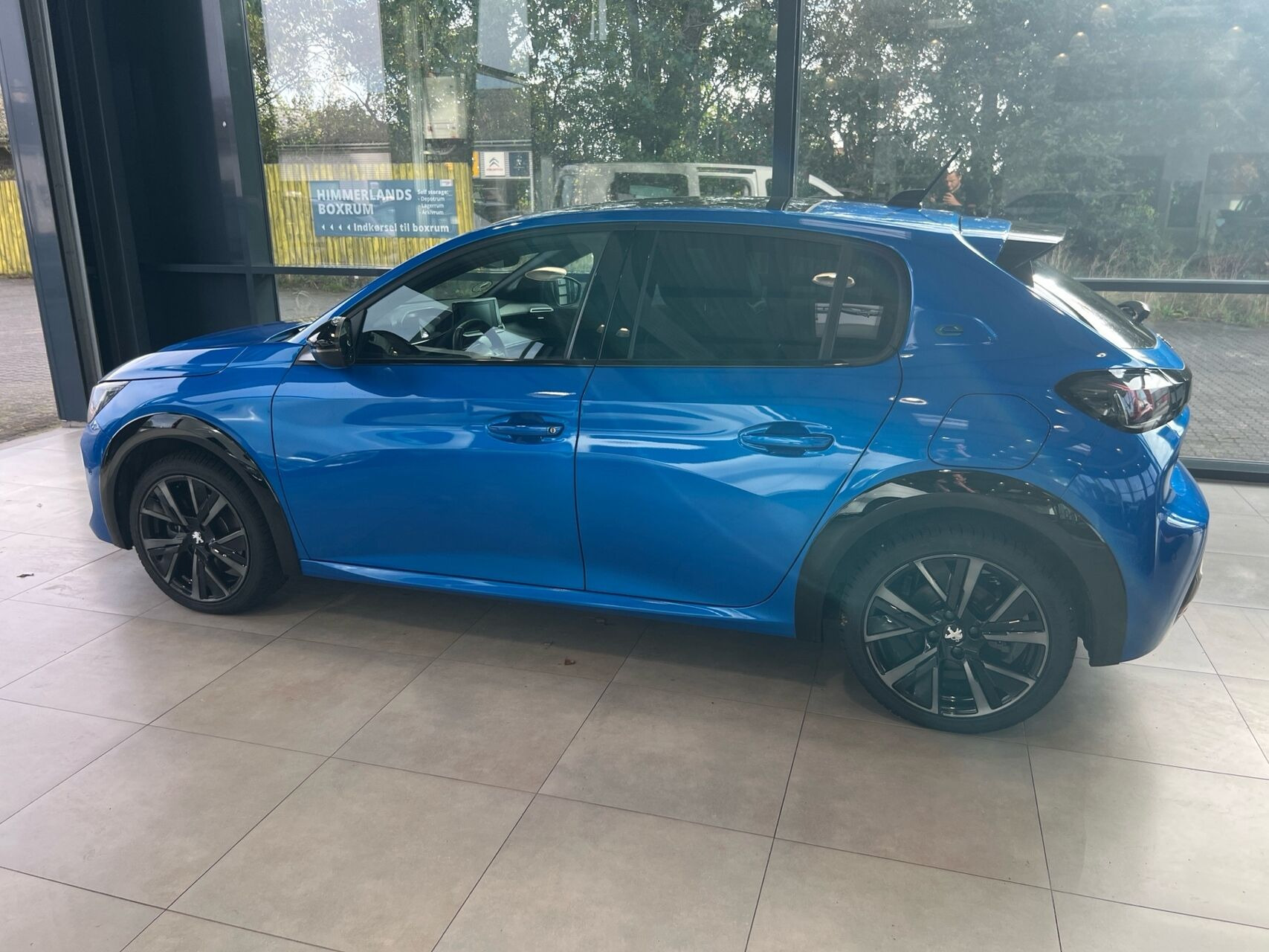 Blå Peugeot e-208 fra 2023