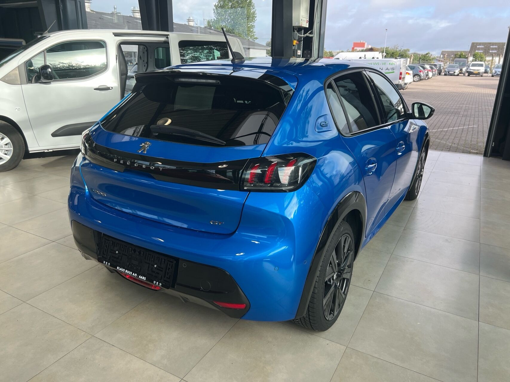 Blå Peugeot e-208 fra 2023