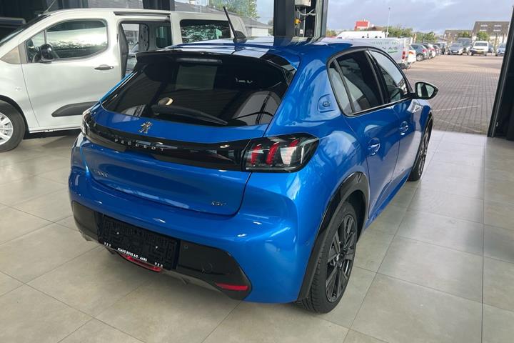 Blå Peugeot e-208 fra 2023