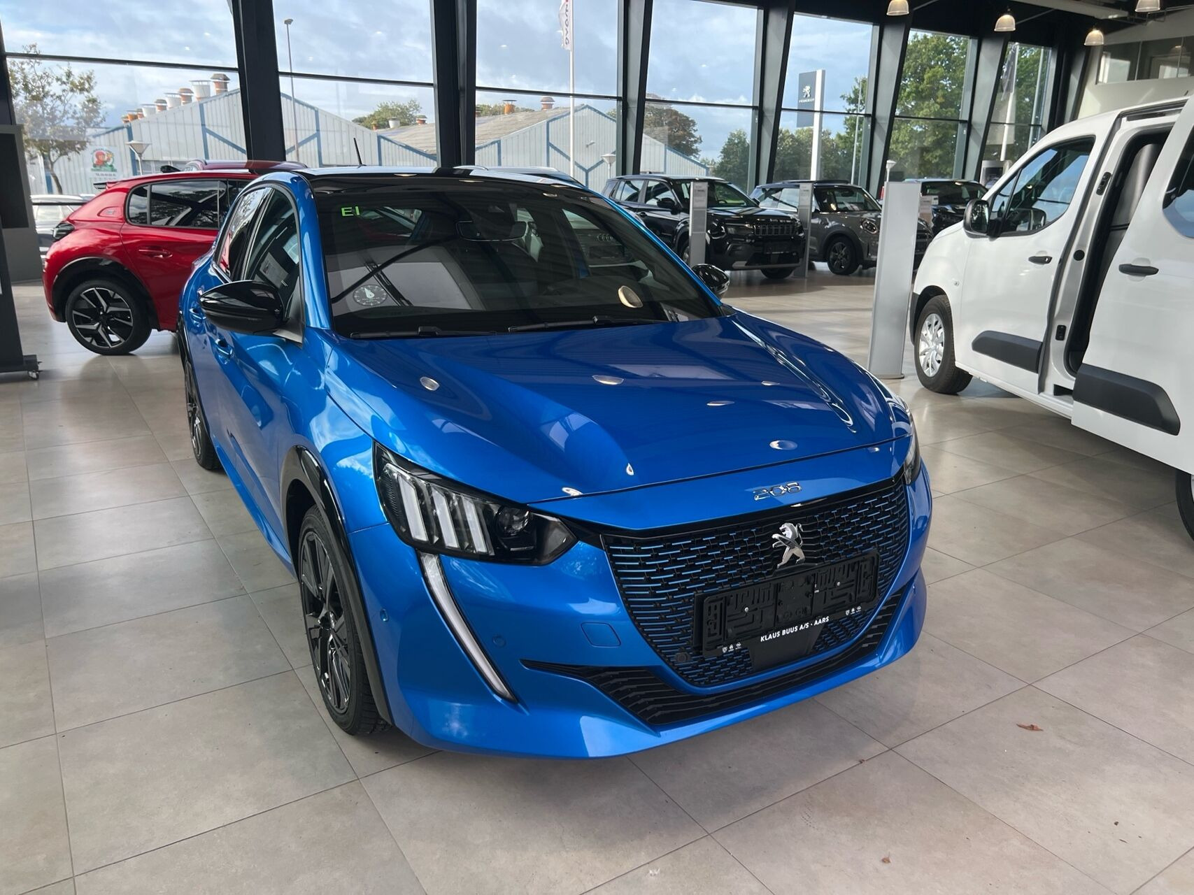 Blå Peugeot e-208 fra 2023