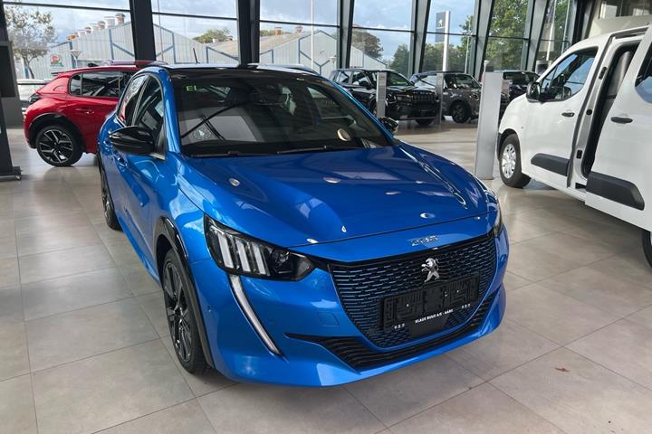 Blå Peugeot e-208 fra 2023