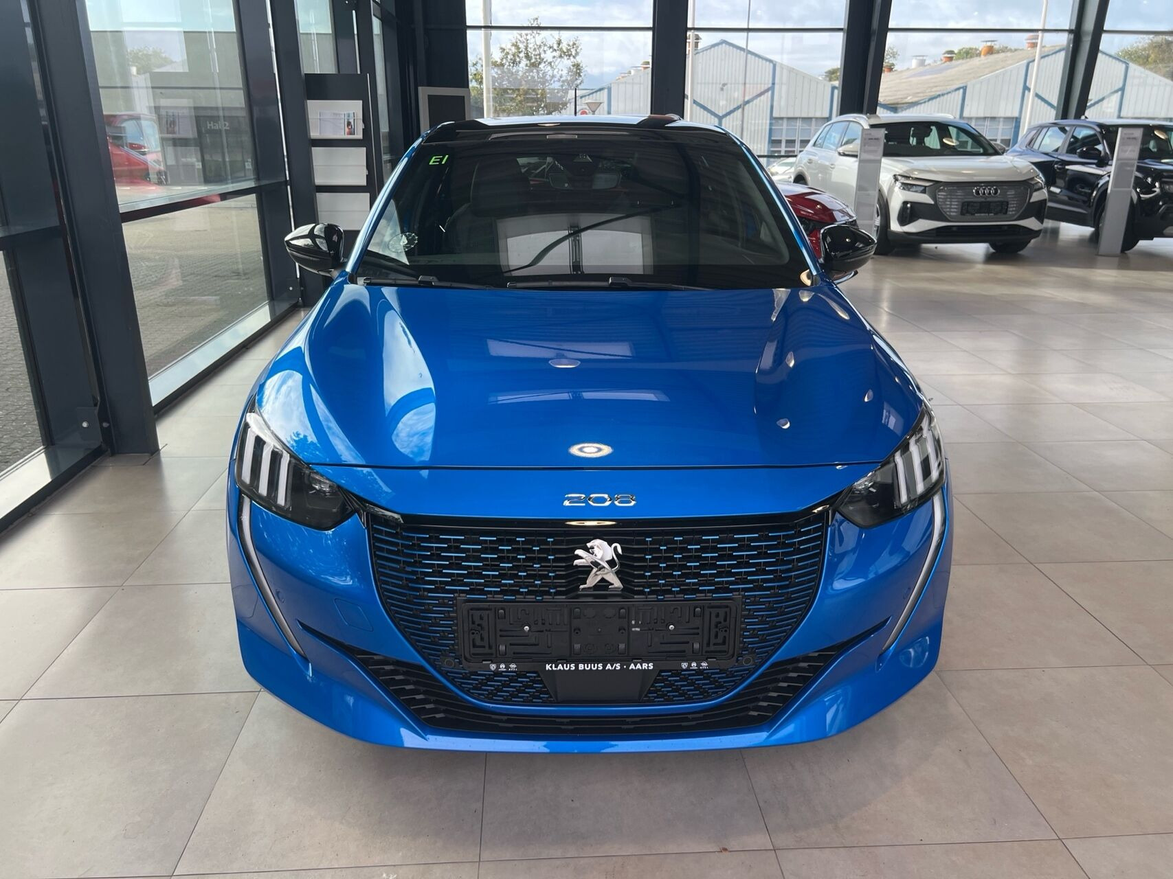 Blå Peugeot e-208 fra 2023