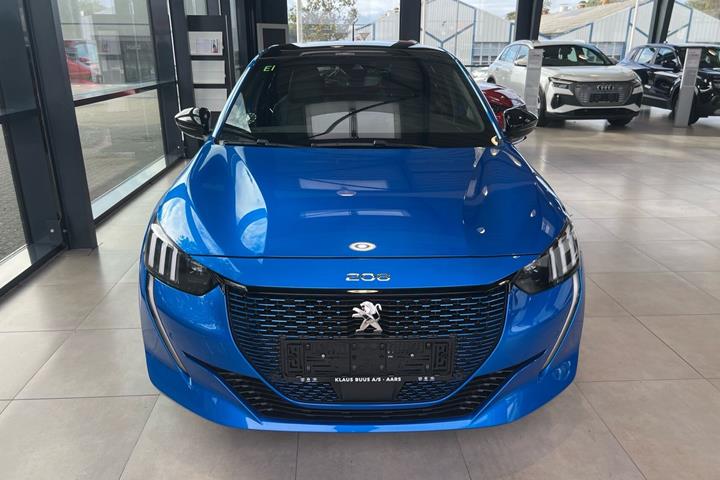 Blå Peugeot e-208 fra 2023