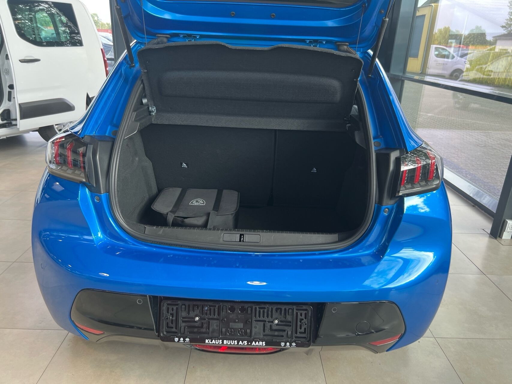 Blå Peugeot e-208 fra 2023